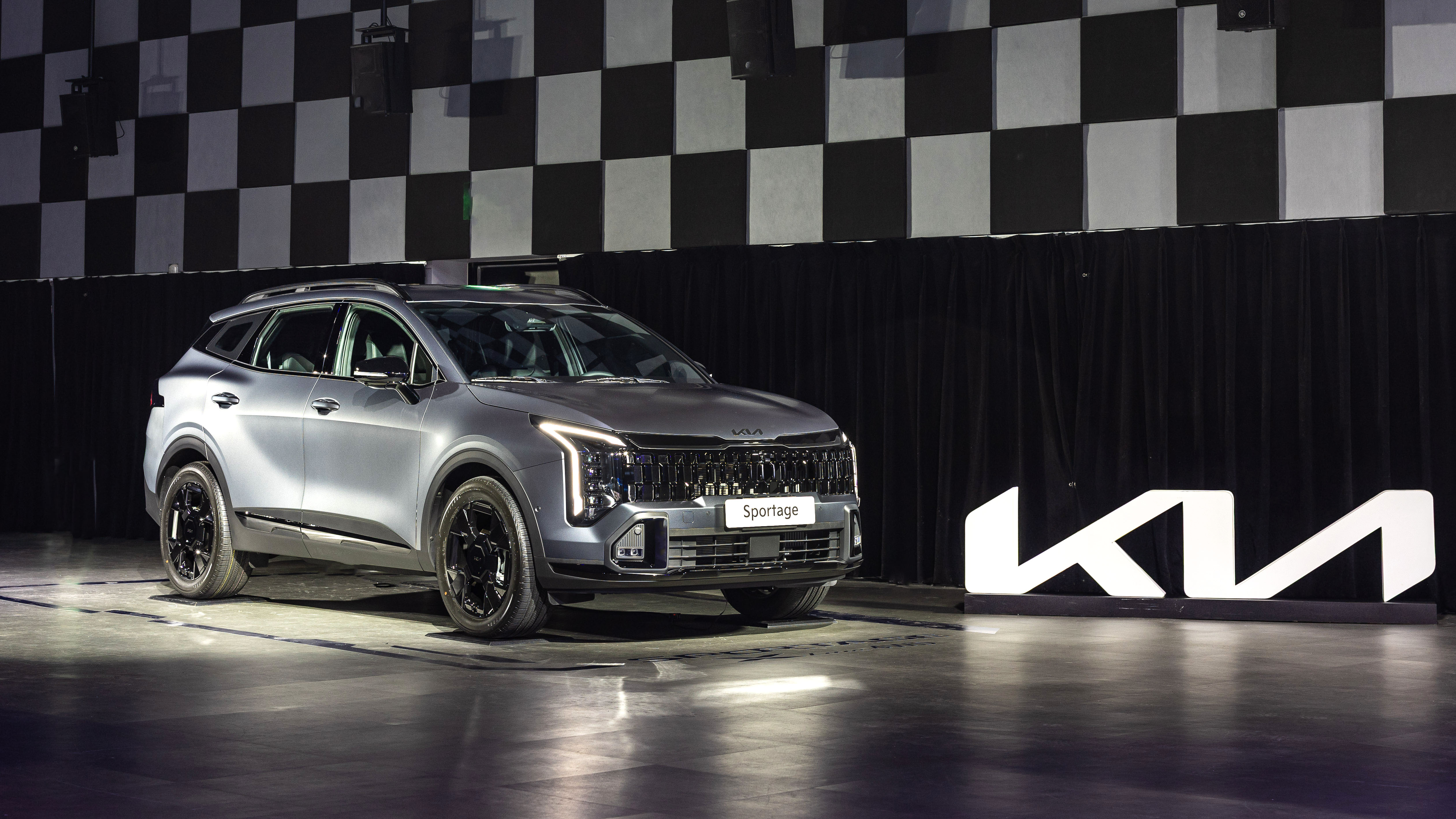 4. The new Sportage X-Line 4WD擁有多達13件專屬黑化造型套件，成為戶外玩家最有型的個性單品。